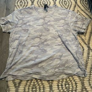 Women’s Vuori Sunset Tee in Pale Grey Camo